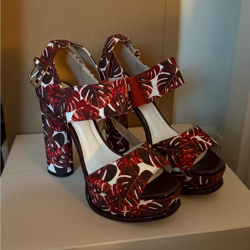 TOPSHOP Elegant Red Leaf Patterned Women's Heels, size 6